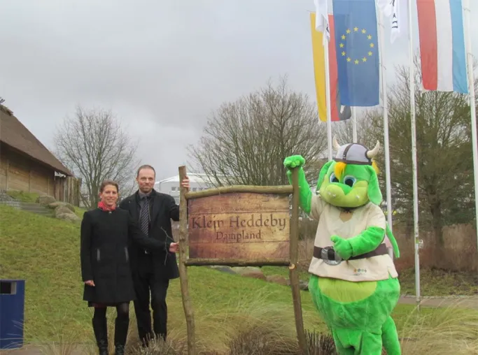 Bild: Die neue Wikingerwelt an der Ostsee: Enthüllung des Ortsschilds von Klein Heddeby legt Grundstein für Dampland