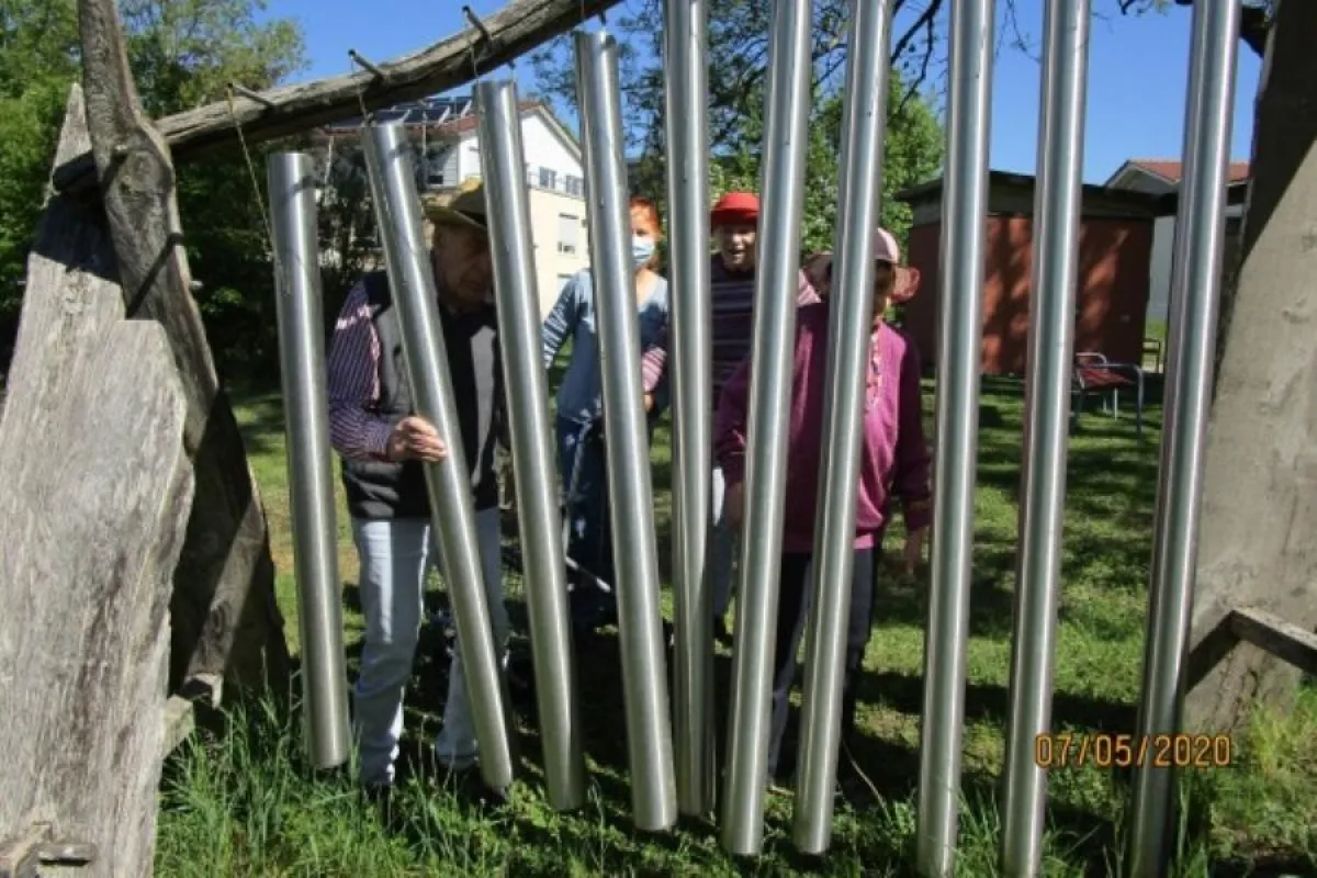 Bewohner am Klangspiel auf dem Gelände des Fachzentrums Rosenharz der Stiftung Liebenau