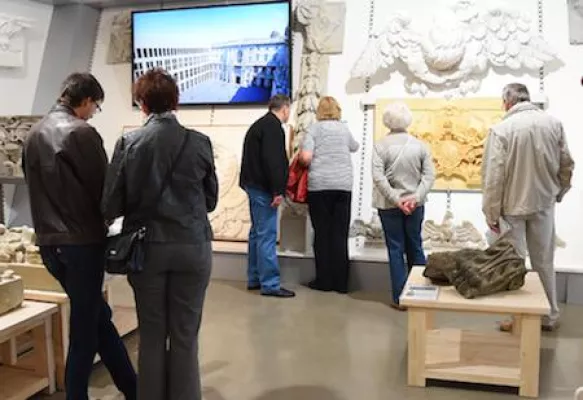 Bild: Das Berliner Schloss „begreifen“: Spezielle Tast-Führung in der Humboldt-Box für Menschen mit Sehbehinderung