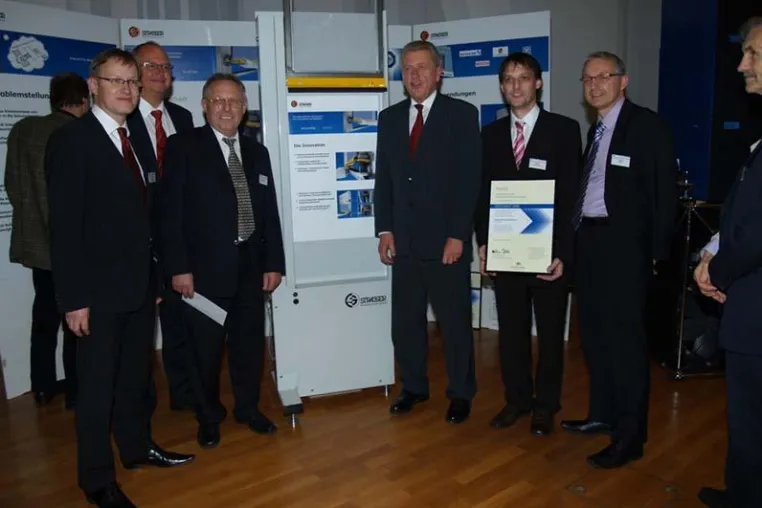 Bild: Wirtschaftsminister Ernst Pfister verleiht Innovationspreis des Landes Baden-Württemberg an die Strasser GmbH