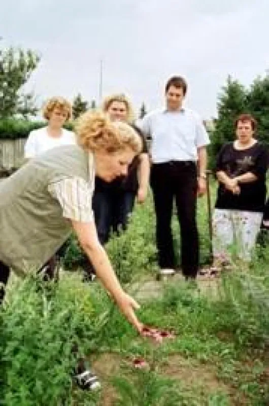 Leiterin Birgit Ahrndt bei einer Kräuterführung