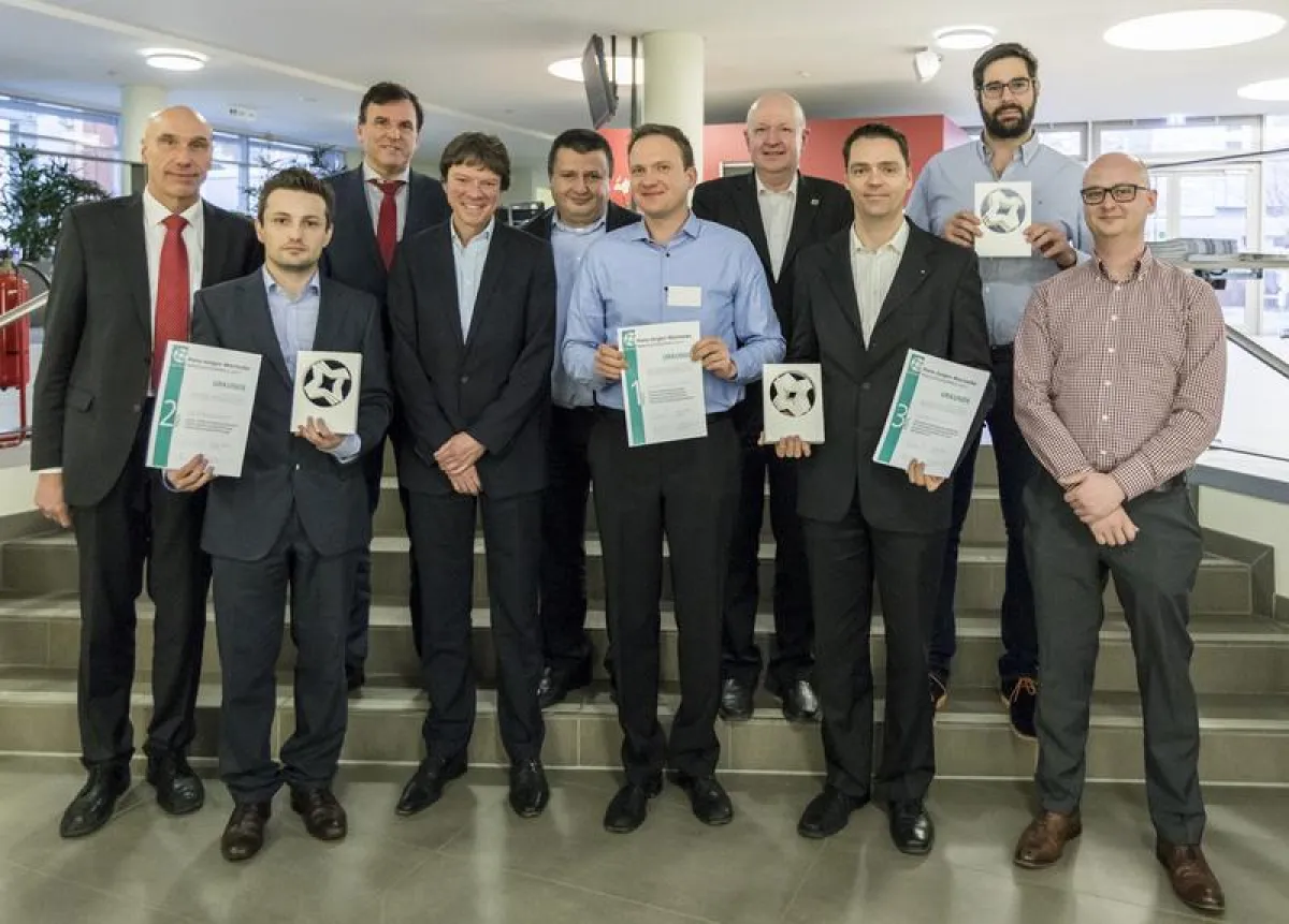 Die Preisträger des Hans-Jürgen Warnecke Innovationspreises 2017 mit Jury und Moderator. (Quelle: Fraunhofer IPA, Foto: Pauline Bonnke)