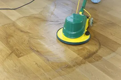 Bild: Holzboden renovieren ohne Schleifen – aus Alt mach Neu