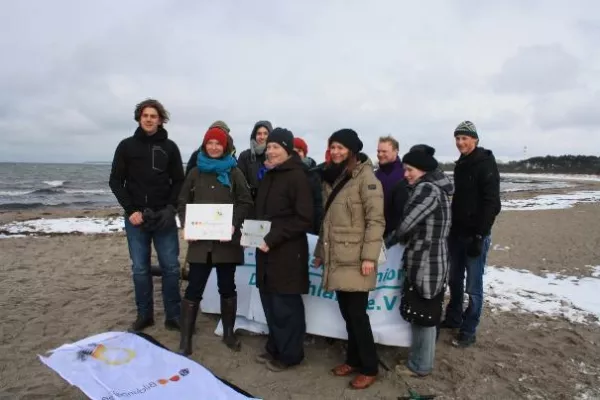 Bild: Trotz Eis und Schnee: Müllsammelaktion und Auszeichnung Warnemünde