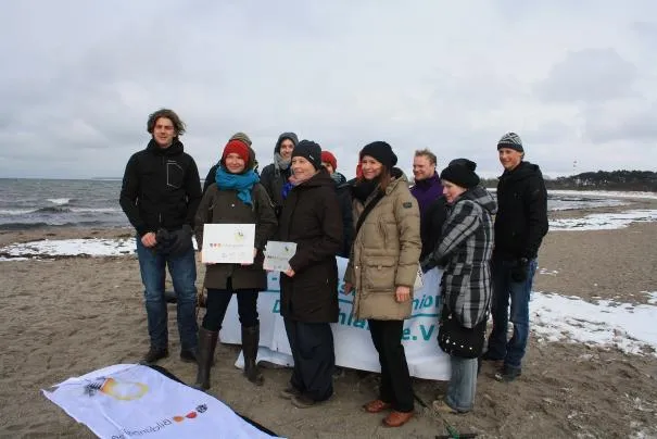 Bild: Trotz Eis und Schnee: Müllsammelaktion und Auszeichnung Warnemünde