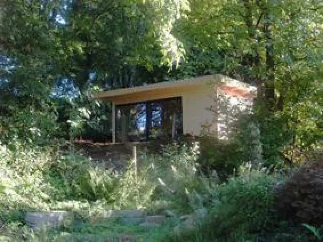 Die eigene Gartensauna von Blockhausbau Hummel als Naturkino