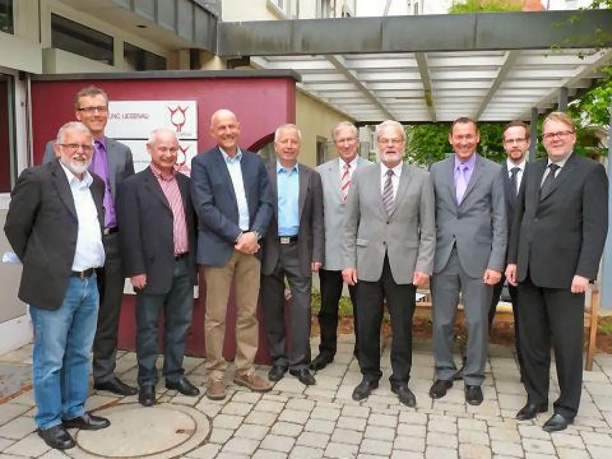Norbert Zeller (4. von rechts) mit den Vertretern der Stiftung Liebenau