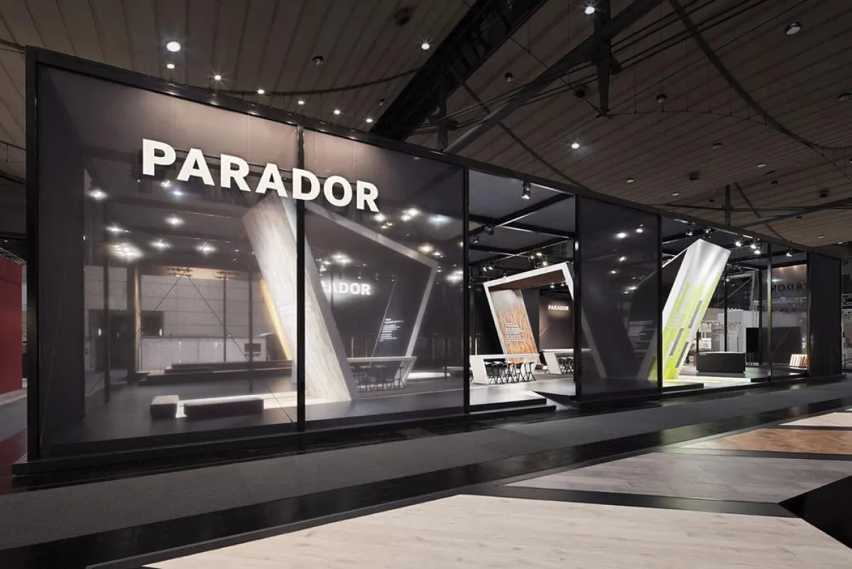 Das neue Messedesign wandelt die Parador Produkte in eine skulpturale Architektur.