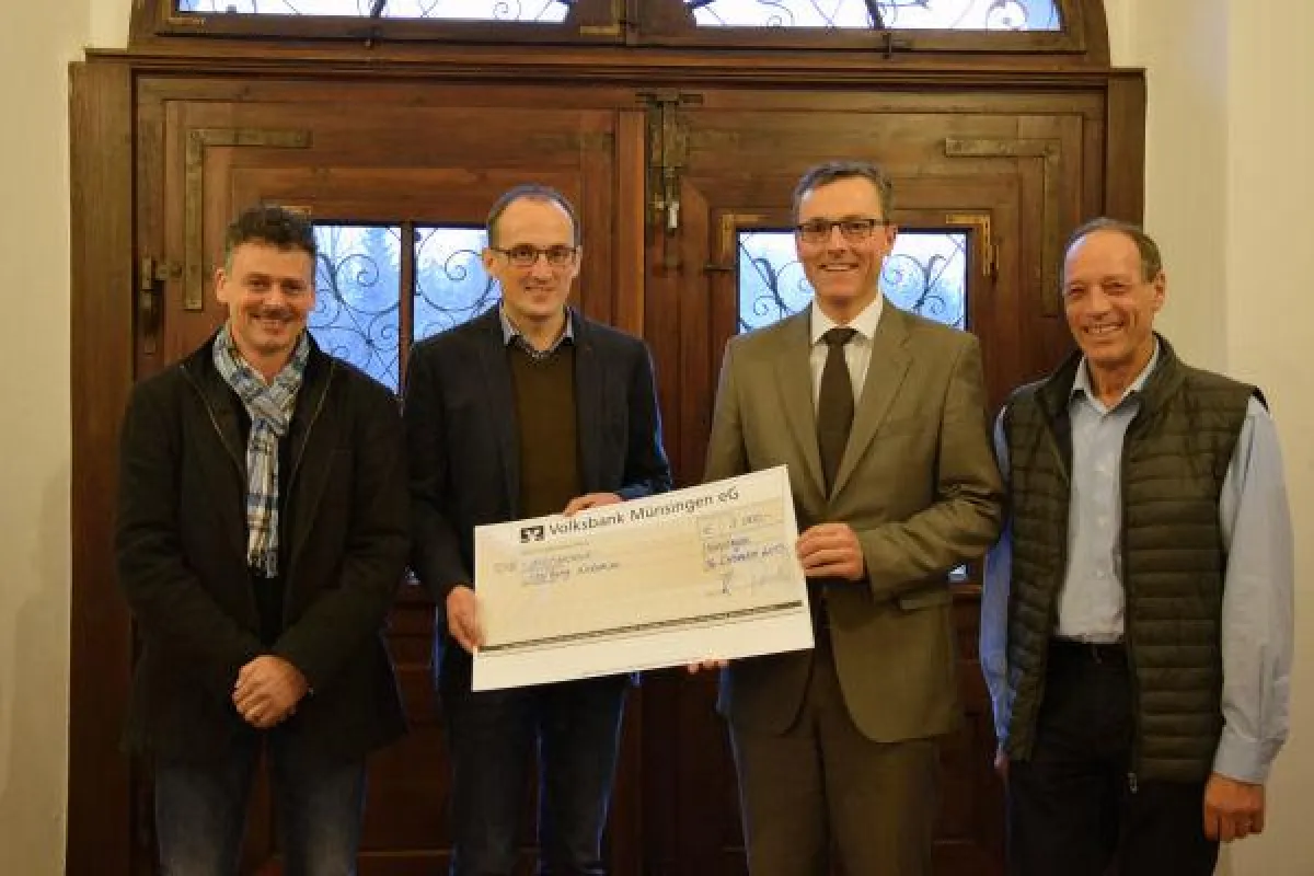 Die Firma F. K. Systembau brachte einen großzügigen Spendenscheck mit nach Liebenau