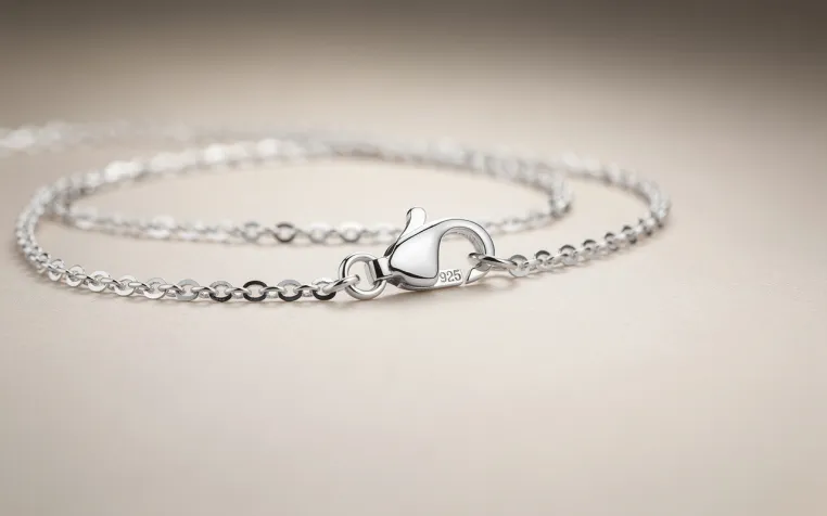 Bild: 925 Sterling Silber erklärt – Warum hochwertiger Silberschmuck seit Jahren so beliebt ist