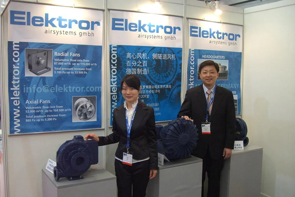 Xin Chen (rechts), Leiter der chinesischen Elektror-Niederlassung und seine Mitarbeitern Shuang Xie