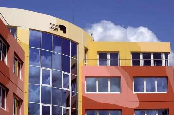 KL5 – Künstlerische Fassade mit Pigmentfarben Bild: KL5 – Künstlerische Fassade mit Pigmentfarben