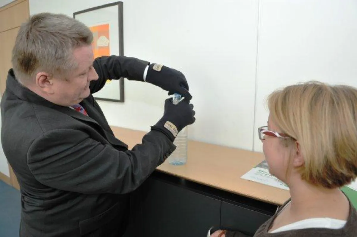 Foto: Rheuma-Handschuhe im Einsatz. Im Bild: Minister Gröhe, Gudrun Baseler. Quelle: Bundesgesundhei