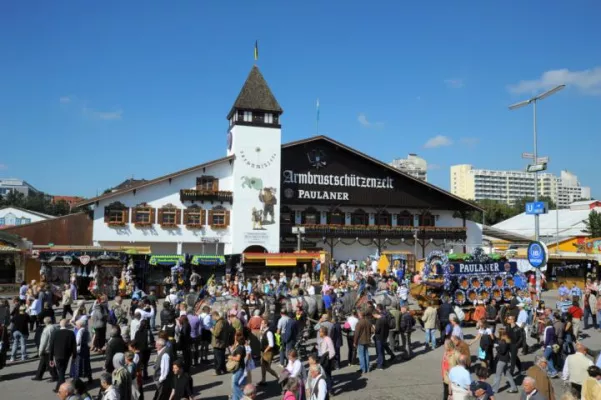 Bild: Familie Inselkammer feiert 25 Jahre Armbrustschützenzelt