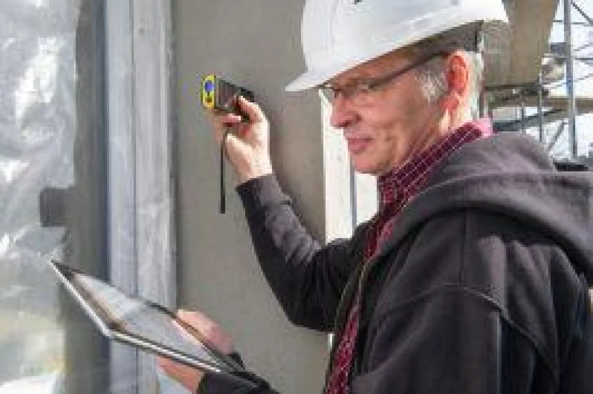 Aufmass auf der Baustelle mit Tablet und Laser
