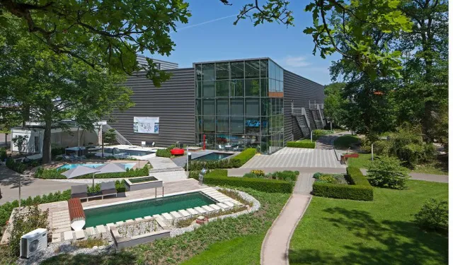 Bild: Naturpools und Schwimmteiche - Faszinierende Wasserwelten