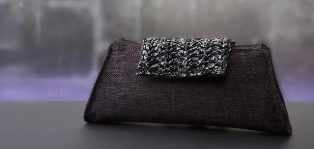 Bild: „Nitaya“ – die elegante Clutch aus recycelten Materialien