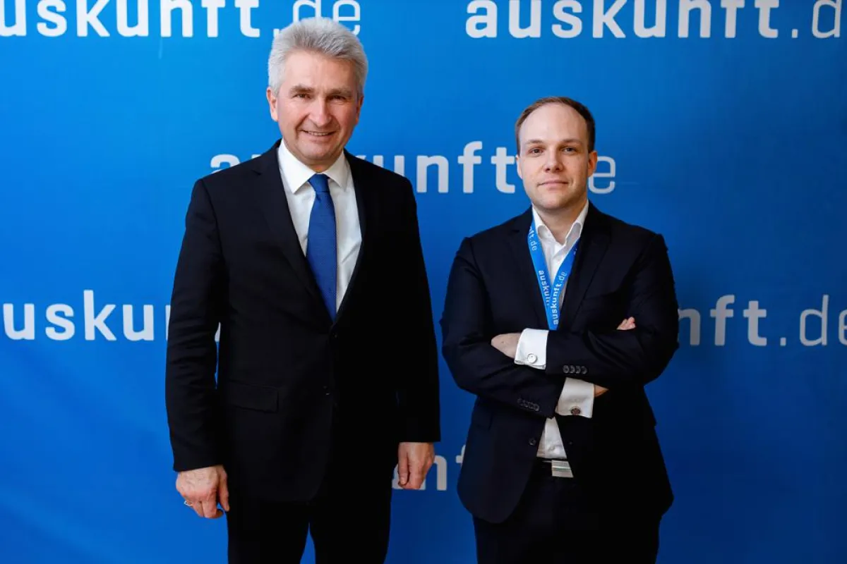 Prof. Dr. Andreas Pinkwart und Fabian Brüssel nach dem Go-live der auskunft.de App