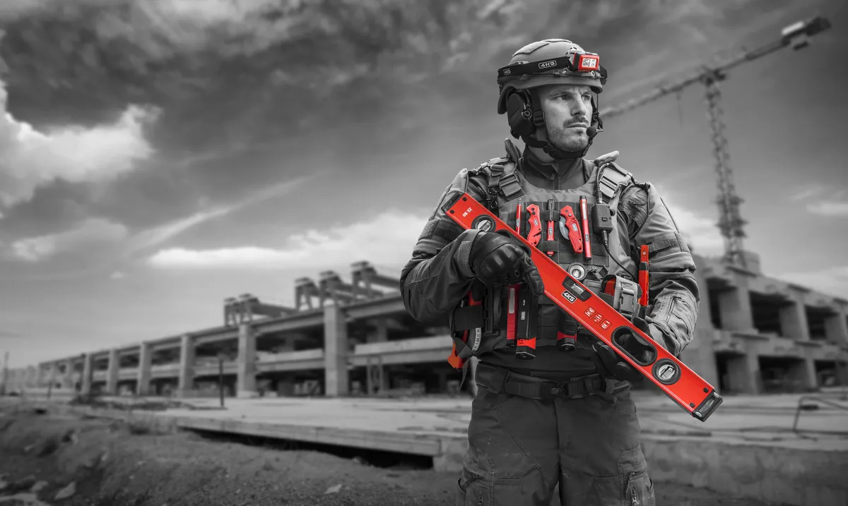 Mit dem coolen Werkzeug-Equipment von 4K5 sind Profis auf der Baustelle immer einsatzbereit.  (© Laserliner)