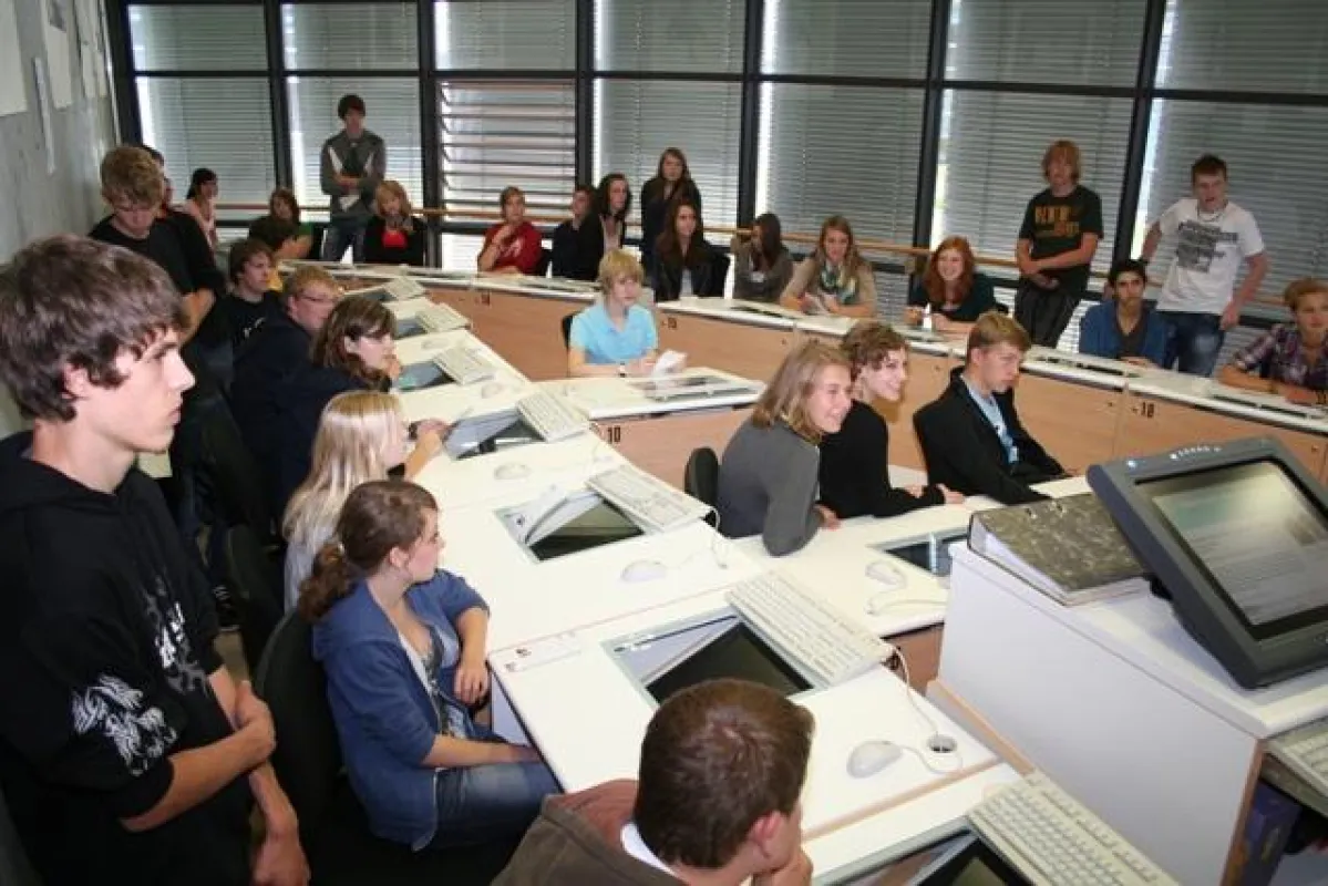 Bei ihrem Besuch am RheinAhrCampus lernten die Gymnasiasten auch schon mal eine Fachhochschule von innen kennen.