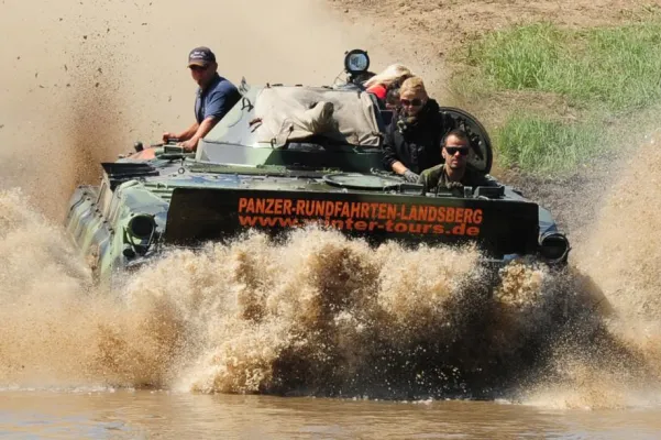 Bild: 6. Landsberger Offroadtage mit Panzer-Mitfahrten und Wasserspektakel