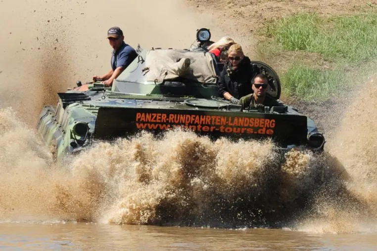6. Landsberger Offroadtage mit Panzer-Mitfahrten und Wasserspektakel Bild: 6. Landsberger Offroadtage mit Panzer-Mitfahrten und Wasserspektakel