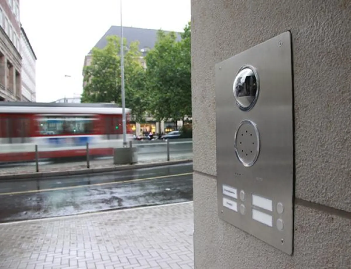 Der matt glänzende Edelstahl der Videotürstation von Ritto fügt sich nahtlos in die Fassade des Breidenbacher Hofs ein.