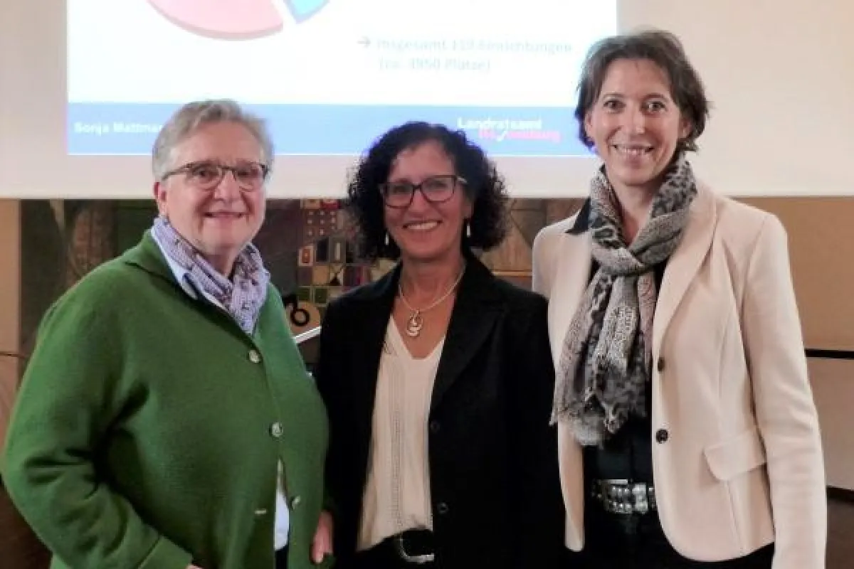 Dipl. Verwaltungswirtin Sonja Mattmann (Mitte) mit Brigitte Sauter-Servaes (li) und Christine Beck.