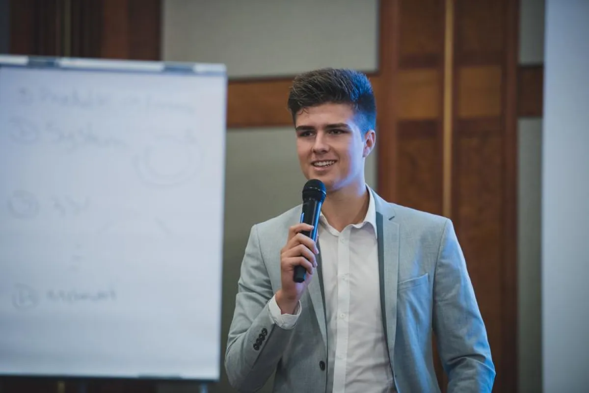 Jungunternehmer Nick Geringer bei einem Vortrag auf den Social Media Days. Bildrechte: Nick Geringer