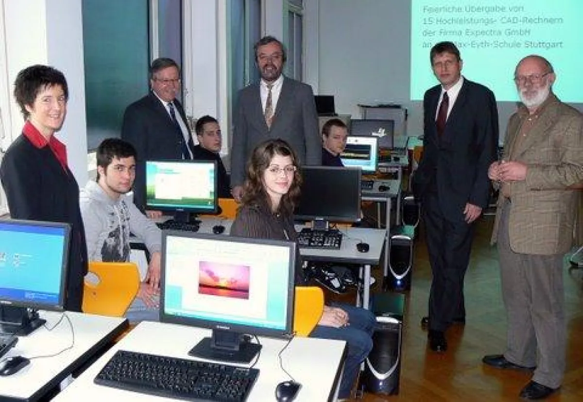 : Die Meisterschüler im Fach Feinwerkmechanik freuten sich mit Susanne Seibold, Schulleiter Dr. Ulrich Fritz, Dr. Walter Türk, Expectra-Deutschlandchef Norbert Heinicke und Hans-Martin Kamp über die 1