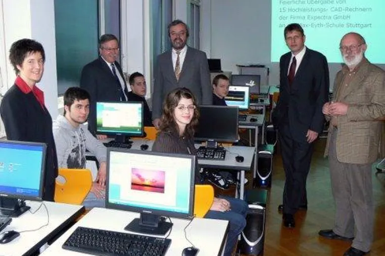 Bild: Ingenieurgesellschaft „Expectra“ spendet der Max-Eyth-Schule Computer im Wert von 20 000 Euro