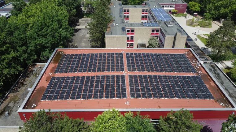 Sonne macht Schule: Das Lise-Meitner-Gymnasium wird zum eigenen Stromproduzenten Bild: Sonne macht Schule: Das Lise-Meitner-Gymnasium wird zum eigenen Stromproduzenten