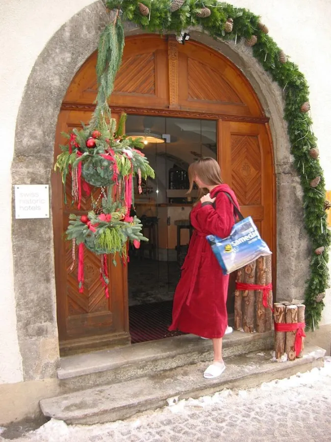 Nur wenige Schritte vom Palazzo Mÿsanus ins neue Mineralbad & Spa Samedan