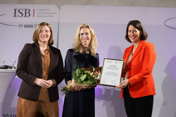 Bild: Unternehmerinnenpreis Rheinland-Pfalz für ROWE-Geschäftsführerin Dr. Alexandra Kohlmann