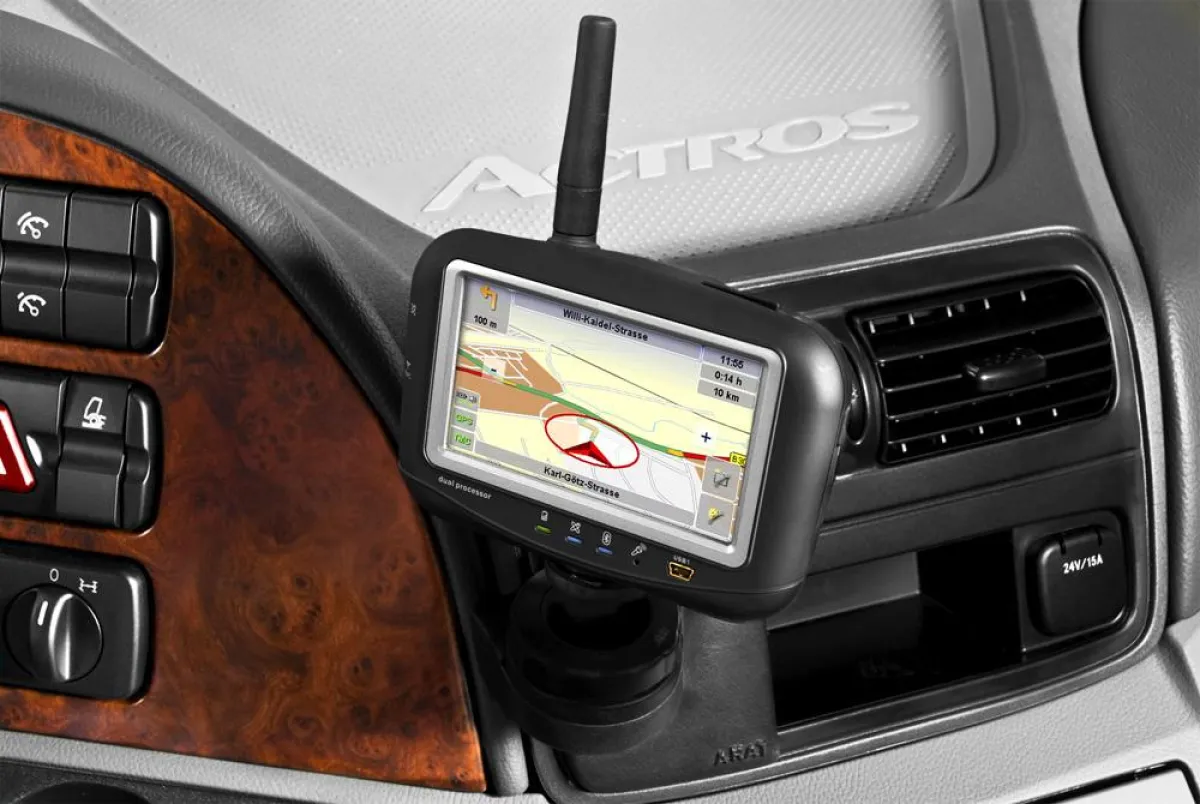 Plug&Track: Das GPSauge IN1 bietet ausgereiftes und leistungsfähiges Flottenmanagement. Dank des neuen Gerätehalters vom renommierten Hersteller ARAT lässt sich das Gerät innerhalb kürzester Zeit stab