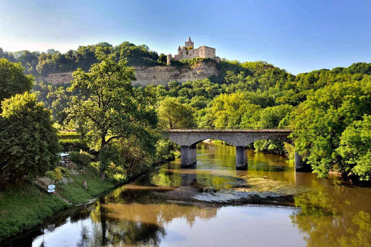 Die Rudelsburg erhebt sich auf einem Muschelkalkfelsen über der Saale. (c) Wolfgang Kubak, Merseburg