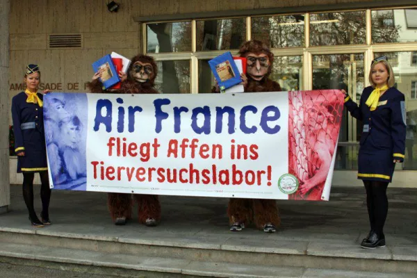 Bild: Petitionsübergabe «Stoppt die Affentransporte in Tierversuchslabors»