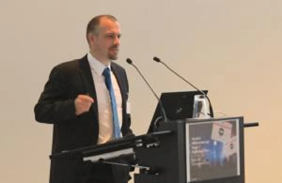 Mirco Müller, Geschäftsführer der Insignio CRM GmbH, eröffnet die Sugar 7 Backstage Tour.