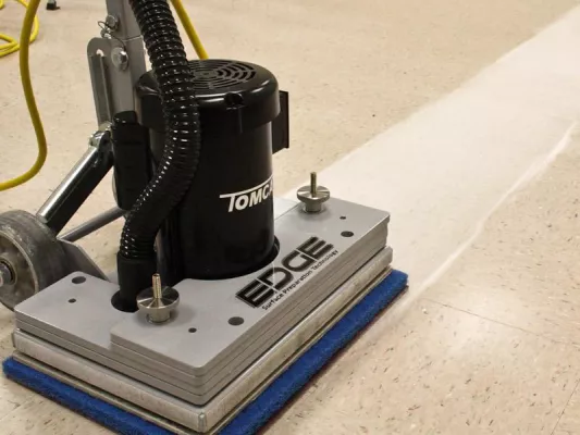 Bild: Umweltfreundliche Grundreinigung mit der Exzenter Reinigungsmaschine von Tomcat