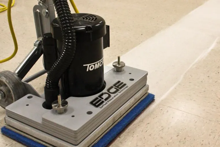 Umweltfreundliche Grundreinigung mit der Exzenter Reinigungsmaschine von Tomcat Bild: Umweltfreundliche Grundreinigung mit der Exzenter Reinigungsmaschine von Tomcat