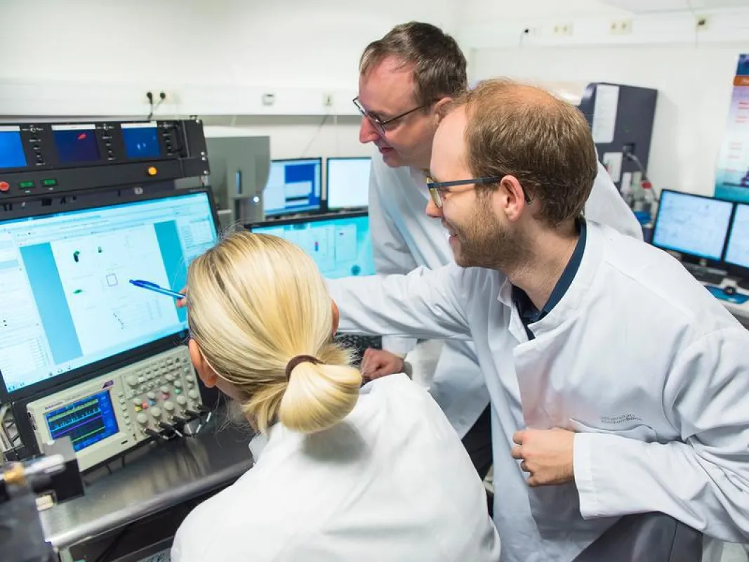 Dr. Janine Gotot, Prof. Dr. Christian Kurts und Christoph Heuser (von links) bei der Auswertung der immunologischen Daten. ((c) Foto: Volker Lannert/Uni Bonn )