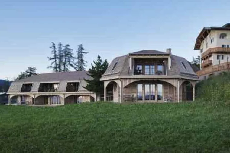Bild: Hochdekoriertes Holzdesign auf grün
