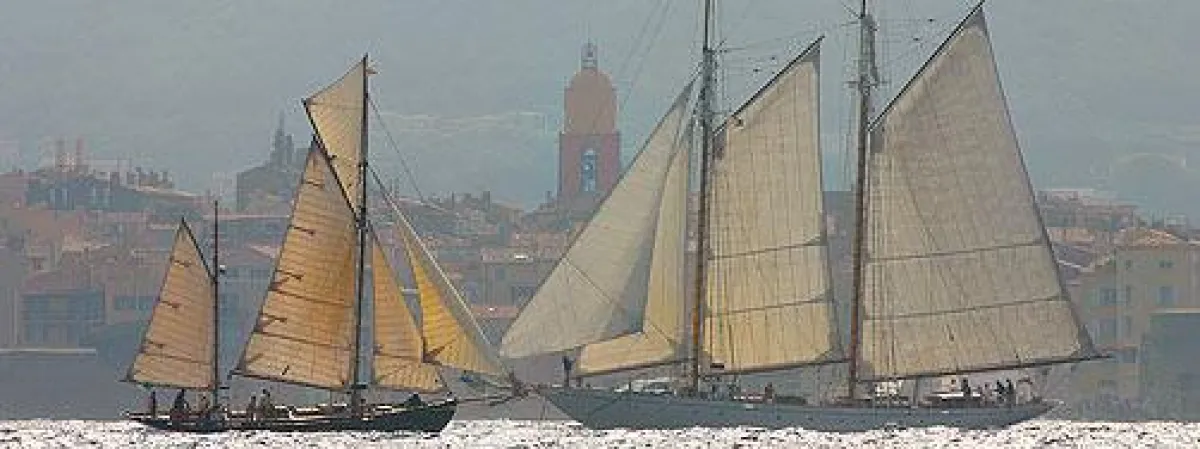 Segeln vor malerischer Kulisse