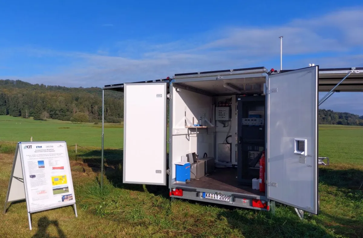 Blick in neuen Energieanhänger, der von UMSTRO mit Proton Motor-S8-Brennstoffzelle integriert ist. (© MFrenz_KIT-Campus Alpin)