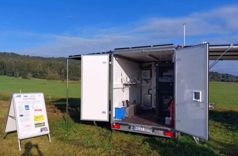 Bild:  Proton Motor-Brennstoffzelle „PM Module S8“ in mobilen Energieanhänger integriert