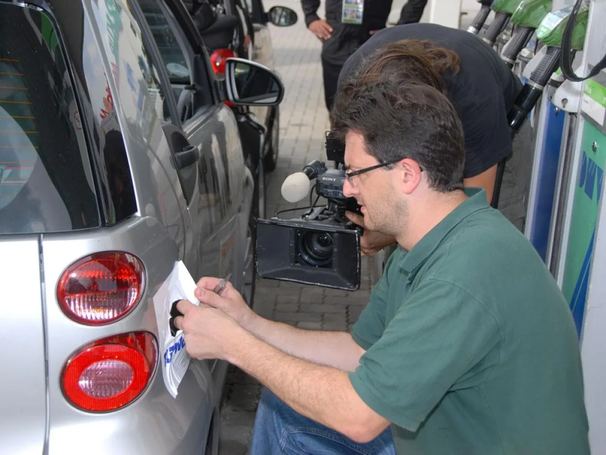 Rainer Edlinger von der Zell am See-Kaprun Tourismus GmbH beim Prüfen des TÜV-Siegels auf dem Rekord-smart.