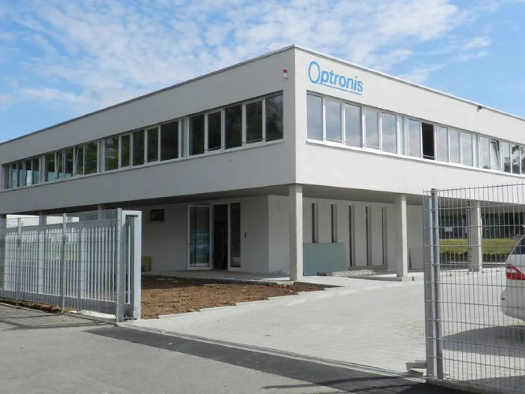 Die Optronis GmbH freut sich über ihr neues Firmengebäude.