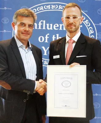 Bild: Matthias Scheller, Direktor des Klinikums der Charité, erhält Auszeichnung „Influencer of the Year“