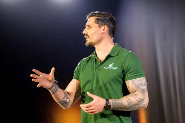 Bild: Ritterschlag beim 17. Internationalen Speaker Slam in Mastershausen