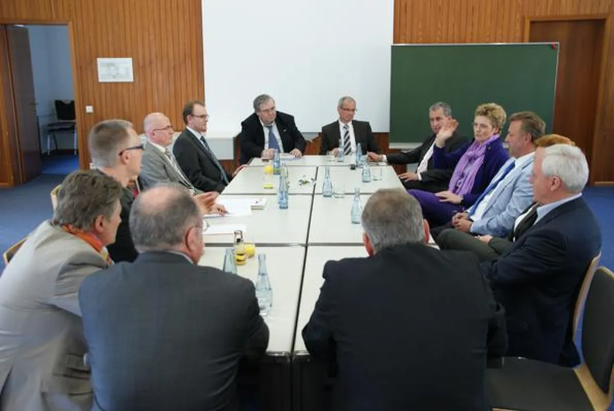 Unser Foto zeigt die Unternehmer im Gespräch mit der Europaabgeordneten Monika Hohlmeier (rechte Tischhälfte Mitte) und IHG-Vorsitzenden Wilhelm Wasikowski (rechts daneben).